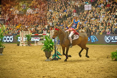 Dansk varmblod hingstekåring.
galashow-kustumespringnin
Nøgleord: adam sparlund olesen;destany