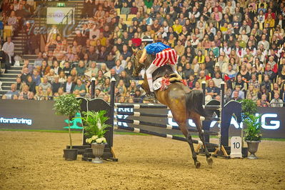 Dansk varmblod hingstekåring.
galashow-kustumespringnin
Nøgleord: adam sparlund olesen;destany