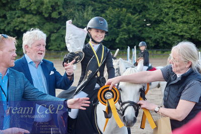 Sjællandsmester i spring for ponyer
kart 3
Nøgleord: sille hartvig nielsen;comforting ella;lap of honour