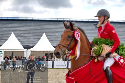 Absolut horses
2. kval og finale Agria DRF Mesterskab U18 - MA2 Springning Heste (140 cm)
Nøgleord: josefine sandgaard mørup;de similly edition;ceremoni;lap of honour