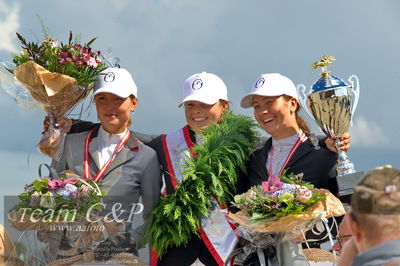 Absolut horses
2. kval og finale u 21
Nøgleord: ceromoni;lap of honour;maria barnewitz schou;seana 2;anna victoria weilsby;kamilla ladefoged rasmussen