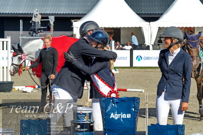 Absolut horses
2. kval. og finale Agria DRF Mesterskab U25 - S1 + S2 Springning Heste
Nøgleord: bennedikte rie truelsen;ceremoni;lap of honour;nicolas pedersen;sofie yderstraede bucka
