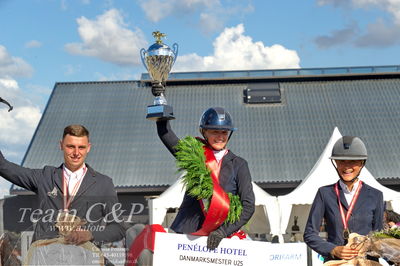 Absolut horses
2. kval. og finale Agria DRF Mesterskab U25 - S1 + S2 Springning Heste
Nøgleord: bennedikte rie truelsen;lap of honour;ceremoni