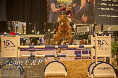 Jydske bank box
CSI2 Medium Tour (238.2.1) 1.40m
Nøgleord: emma emanuelsson;centicco pearl