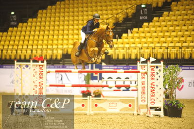 Jydske bank box
CSI2 Stutteri Ask Grand Prix LR (273.4.3b-GP) 1.45m
Nøgleord: rikke vingborg;rayon de soleil