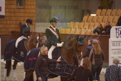 Dansk Rideforbunds Championats finaler 2019 dressur
Dansk Rideforbunds Championats finaler 2018
7 års
Nøgleord: hesselhøj donkey boy;jan møller christensen;lap of honour