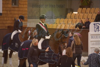 Dansk Rideforbunds Championats finaler 2019 dressur
Dansk Rideforbunds Championats finaler 2018
7 års
Nøgleord: hesselhøj donkey boy;jan møller christensen;lap of honour