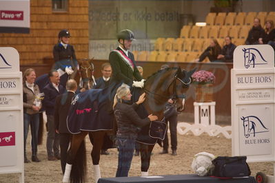 Dansk Rideforbunds Championats finaler 2019 dressur
Dansk Rideforbunds Championats finaler 2018
7 års
Nøgleord: hesselhøj donkey boy;jan møller christensen;lap of honour