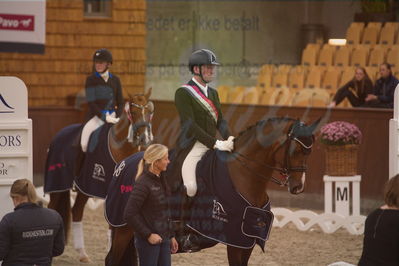 Dansk Rideforbunds Championats finaler 2019 dressur
Dansk Rideforbunds Championats finaler 2018
7 års
Nøgleord: hesselhøj donkey boy;jan møller christensen;lap of honour