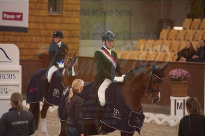 Dansk Rideforbunds Championats finaler 2019 dressur
Dansk Rideforbunds Championats finaler 2018
7 års
Nøgleord: hesselhøj donkey boy;jan møller christensen;lap of honour