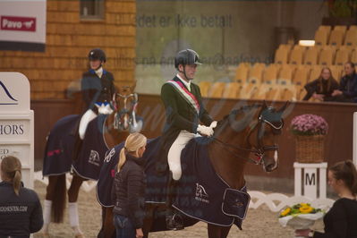 Dansk Rideforbunds Championats finaler 2019 dressur
Dansk Rideforbunds Championats finaler 2018
7 års
Nøgleord: hesselhøj donkey boy;jan møller christensen;lap of honour