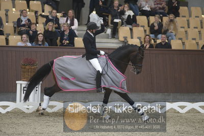 Dansk Rideforbunds Championats finaler 2018 dressur
Dansk Rideforbunds Championats finaler 2018
5 års præmie - 6års klassen
Nøgleord: andreas helgstrand;revolution