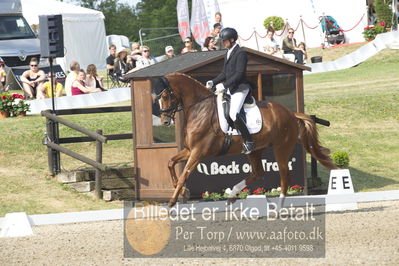 Dm - Uwm iagttagelse - Paradressur
uwm 5års iagttagelses klasse
Nøgleord: kenneth  damgaard;straight horse sezuanna